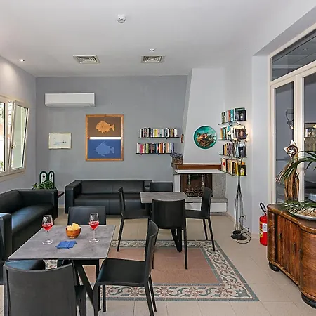 Apuana 3* مارينا دي بييتراسانْت