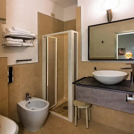 Apuana Hotell 3*