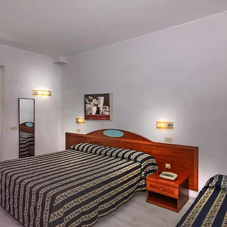 Apuana Hotell 3*