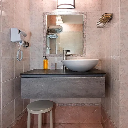 Apuana Hotell 3*