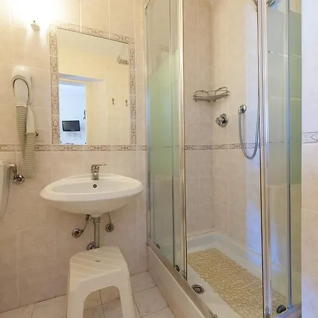 Отель Apuana 3*