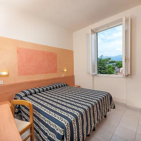 Готель Apuana Марина-ді-П'єтразанта